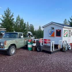 Tankstelle ist eine mietbare Hütte.