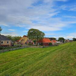 De dijk op klimmen.