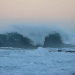 Die Wellen sind heute extrem hoch, das Meer ist total unruhig