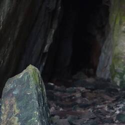 Es gibt eine tiefe Höhle auf der Hälfte der Strecke...