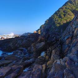 ...doch das ändert sich bald, man klettert nah am Meer entlang direkt über die Felsen