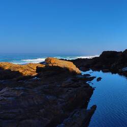 ...dieser fließt in ein tiefschwarzes Becken und schließlich ins Meer