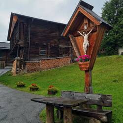 ... zahlreiche Symbole im Dorf ...