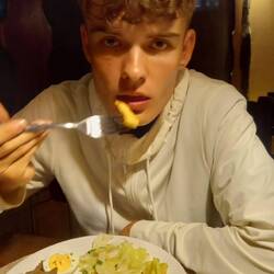 Der, der immer Hunger hat und sich freut, endlich genug zu Essen zu bekommen. 😜