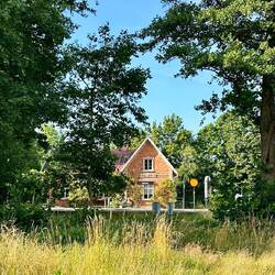 Ein echter Bahnhof (Haltepunkt) wie früher.