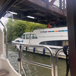 Le-Boat-Begegnung unter der Brücke