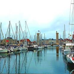 Yachthafen , im Hintergrund das Casino