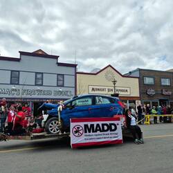 Pas mal pour ouvrir le défilé des 50 voitures ensuite.