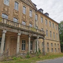 Immer wieder schöne Bauten am Weg. Mal renoviert, mal warten sie noch drauf.. .