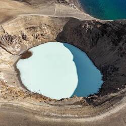 Wenn man wollte, könnte man drin baden (angeblich soll das Wasser 25°C warm sein)