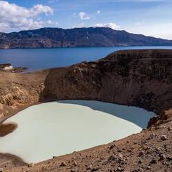 Der Viti Lake mit dem Öskjuvatn See im Hintergrund