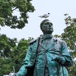 Henrik Wergeland mit stilvoller Kopfbedeckung