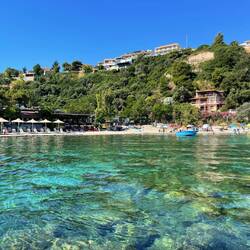 Abgeladen und wartend aufs Taxi am Strand von AFYTOS