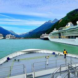 Einfahrt Skagway zwischen 4 Cruise Schiffen = ~8000 Passagiere