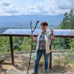 Mit neuen Wanderstock an der Todeskurve