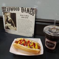 Deadwood Dog und selbstgemachtes Root Beer im ...
