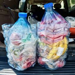 Links Gemüsekiste, rechts Obstkiste