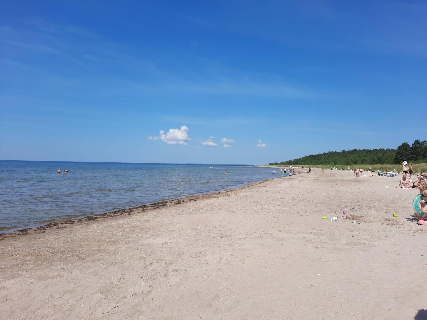 Feinsandig. Sandboden im Wasser. Relativ flach.