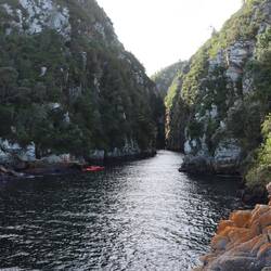 ...von den Brücken kann man direkt tief in die Schlucht schauen