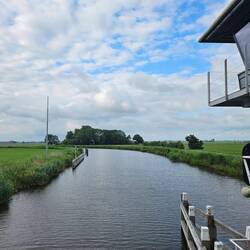 Over een hoge brug.