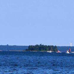 Und es gibt tatsächlich noch mehr Schiffe hier. Wir sind im östlichen Teil unterwegs.