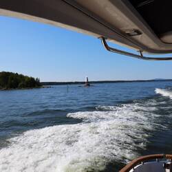 Der seitliche Abstand zwischen 0 m und 10 m Wassertiefe beträgt manchmal weniger als 5 m.