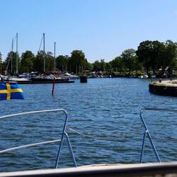 Die Einfahrt in die erste Göta Kanal Schleuse rechts beim Leuchtturm ist unübersichtlich.