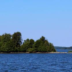 Überall kleine Inseln im östlichen Teil des Vänern, hier mit Leuchtturm.