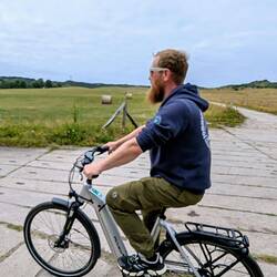 Vorbei am Leuchtturm mit DEM Verkehrsmittel der Insel 🚲