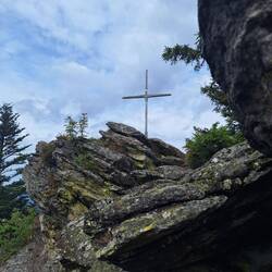 Kreuz auf einem Felsen (999 m ü. NN)