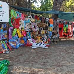 Weiterfahrt nach Permet - die Straßen Vloras waren gesäumt von Verkaufsständen für Strandbedarf