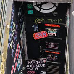 auch bunt: Punk-Museum in einer ehemaligen Damen-Toilette