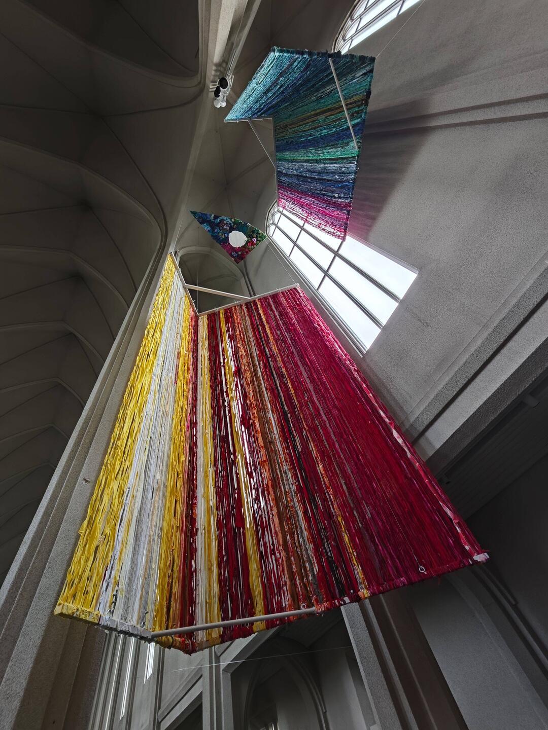 Auch in der Hallgrimskirkja ist es bunt.