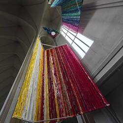 Auch in der Hallgrimskirkja ist es bunt.