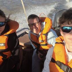 Speedboot zwischen den Jaguarbeobachtungen