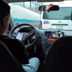 Taxifahrer sind hier Multitasking-fähig 😂