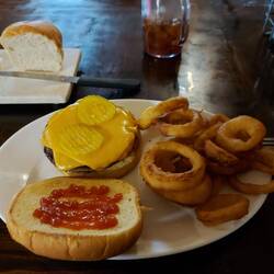 Hatte ich den ganzen Tag im Kopf, Cheeseburger mit Zwiebelringe.
