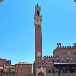 De klokketoren op het Piazza del Campo straalt macht uit.