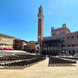 Het schelpvormige plein staat klaar voor een concert deze avond.
