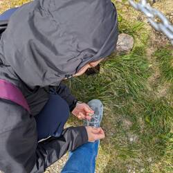 Schuhschnürservice für den Weg bergab