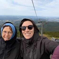 Im Sessellift ohne Ski und Helm ist ganz befremdlich