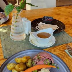 Fein geschnittener Elchbraten in Zimmertemperatur. So guet!