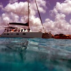 die Cogoa neben uns. ich bin schon im Wasser fürs Tauchen