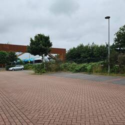 Uitgestorven parkeerplaats.