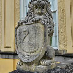 De leeuw bij de ingang.