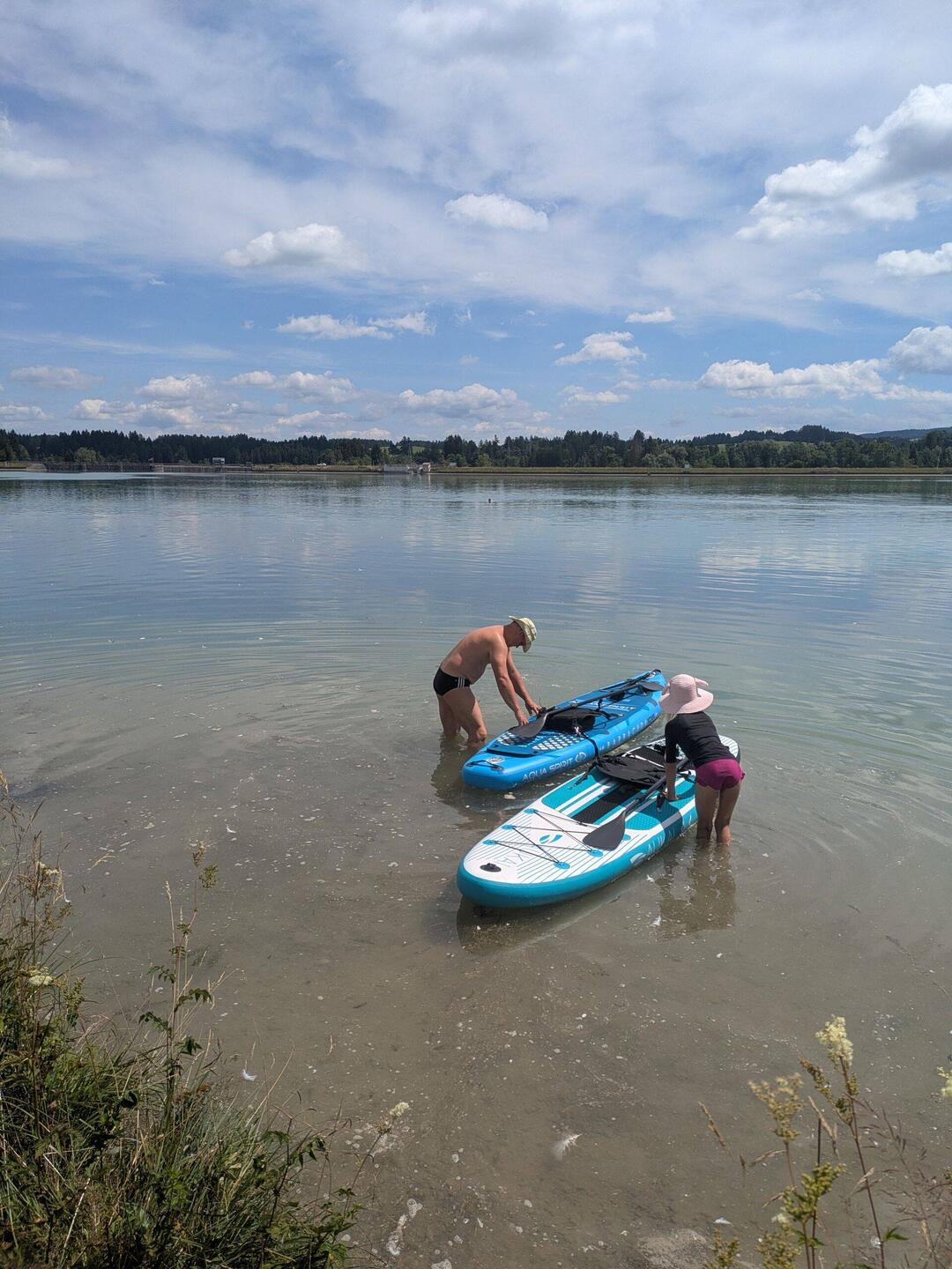 Der See ist spiegelglatt - aber eisig kalt
