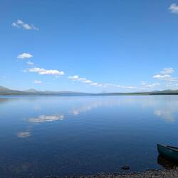 Spiegelglattes Wasser am Morgen