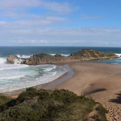 Bei Ebbe kann man auf eine der vorgelagerten Inseln laufen...