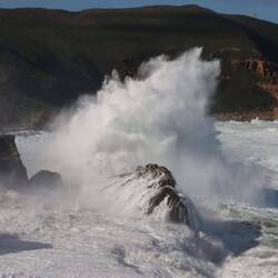 ...von dort sieht man die Wellen meterhoch gegen die Felsen schlagen