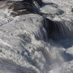 Das Meer erzeugt immer wieder Wasserfälle direkt "im" Ozean